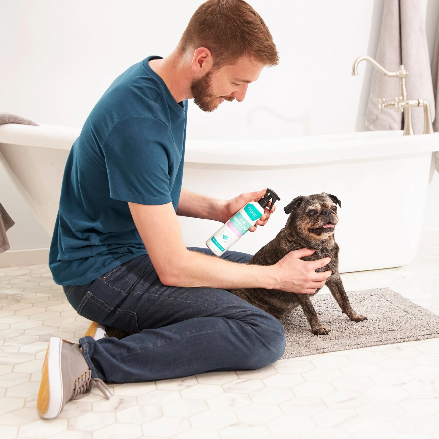 Frisco Aloe Hydrating Dog & Cat Spray, Sweet Nectar Scent 3 Frisco Aloe Hydrating Dog & Cat Spray, Sweet Nectar Scent - Image 3