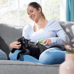 Frisco Deshedding Dog & Cat Brush -Pet Wellness 206892 PT5. AC SS1800 V1680186161